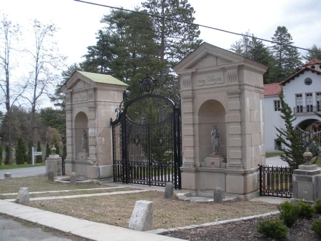 Closer view of gate. image. Click for full size.