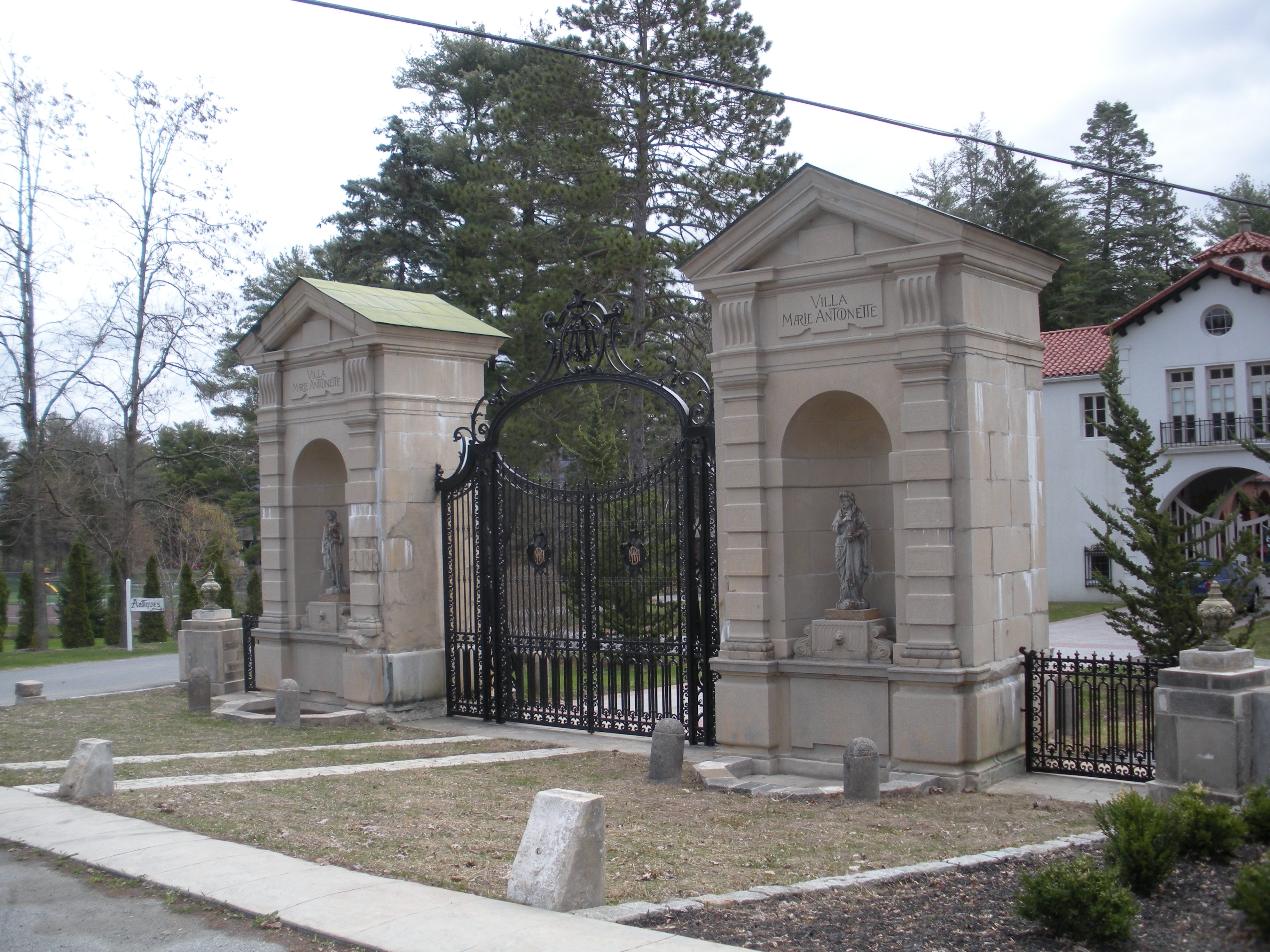 Closer view of gate.