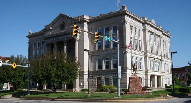 Putnam County Courthouse and World War I Memorial. Click for full size. Putnam County Courthouse and World War I Memorial image. Click for full size.