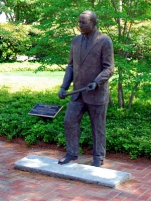 Alester Garden Furman, Jr. Statue and Marker image. Click for full size.