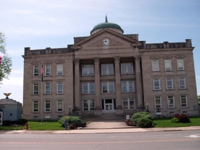 Front of Clay County Courthouse. Click for full size. Front of Clay County Courthouse image. Click for full size.