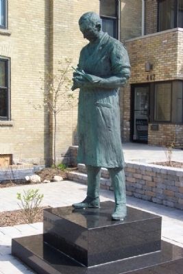 Sir Frederick Grant Banting Statue image. Click for full size.