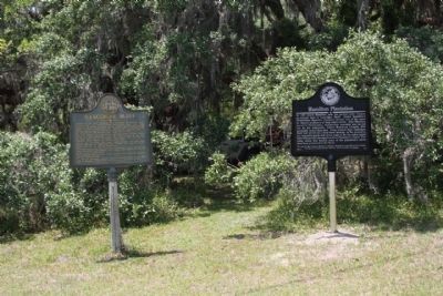 Hamilton Plantation Marker,(r), shares location with Gascoigne Bluff Marker image. Click for full size.