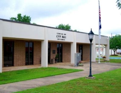Fountain Inn Veterans Monument and<br>Municipal Building. Click for full size. Fountain Inn Veterans Monument and<br>Municipal Building image. Click for full size.