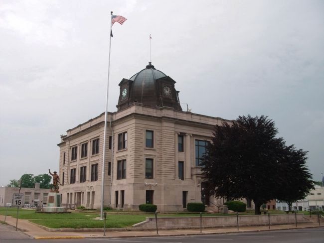 Owen County (Indiana) War Memorial and Courthouse image. Click for full size.