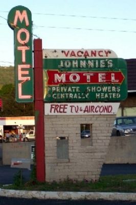 Johnnie's Motel Neon Sign image. Click for full size.