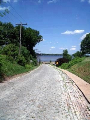 Waterfront at the foot of Pecan Ave (facing east).. Click for full size. Waterfront at the foot of Pecan Ave (facing east). image. Click for full size.