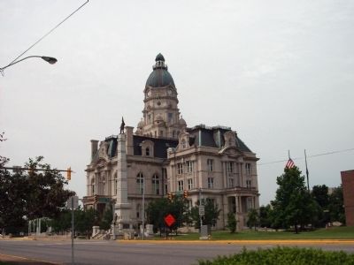 North / East Corner - - Memorial and Courthouse image. Click for full size.