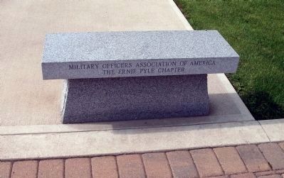 Bench in Memory of Ernie Pyle image. Click for full size.