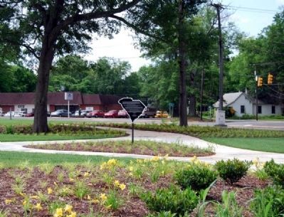 Anderson County Courthouse Annex Park and Marker -<br>River Street in the Background image. Click for full size.