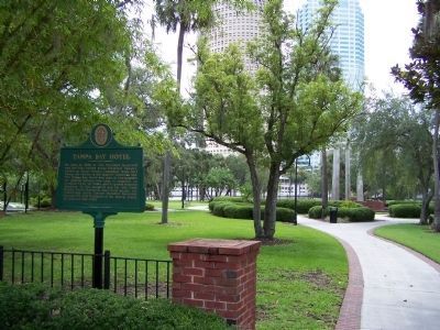 Tampa Bay Hotel Marker at entrance to Plant Park, the Hotel grounds image. Click for full size.
