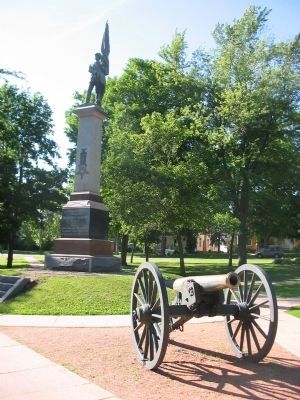 Nearby Statue and Cannon image. Click for full size.