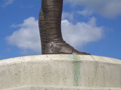 Name on statue's right foot image. Click for full size.