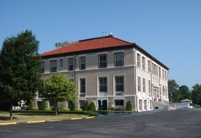 South / East Corner of Newton County Courthouse image. Click for full size.