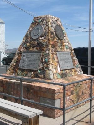 Front (West) and South Side View of Monument image. Click for full size.