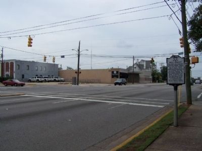 Bull Street Marker. looking eastward along Gervais Street (U.S. 1/378) at Bull St. image. Click for full size.