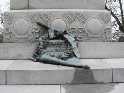 Bronze Motif on the Right Side of Monument image. Click for full size.