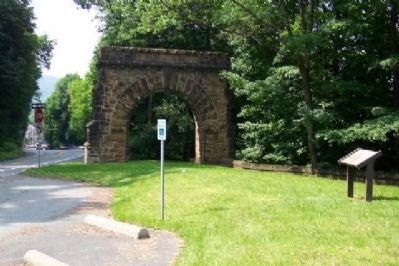 Chapin Arch and Marker image. Click for full size.