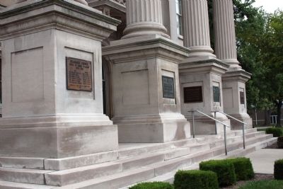 Front Pillars of the Courthouse have War Memorial Plaques image. Click for full size.