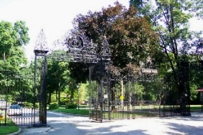 Gate to Latham Park image. Click for full size.