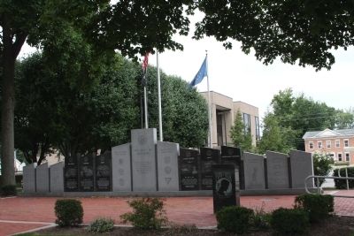 Another War Memorial on Courthouse Lawn image. Click for full size.