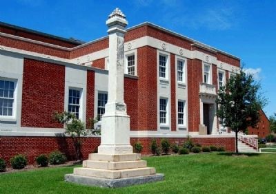 Lexington County Confederate Monument -<br>Old Courthouse in Background image. Click for full size.