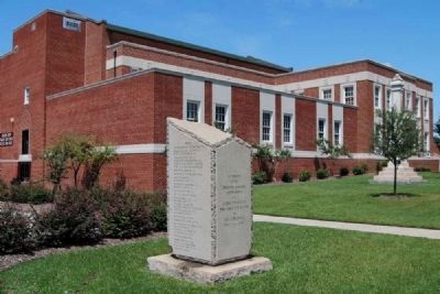 Lexington County World War I Monument -<br>Old Courthouse in Background image. Click for full size.
