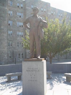Douglas MacArthur Monument image. Click for full size.
