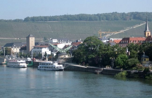 Old Cranes as seen from the <i>Alte Mainbr�cke</i> (Old Main Bridge) image. Click for full size.