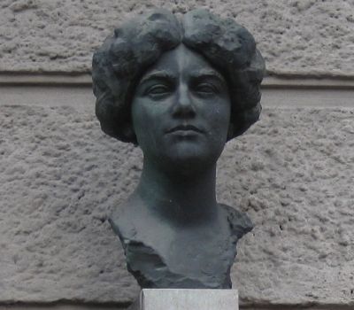 Closeup of Bust of Ema Destinnov� image. Click for full size.