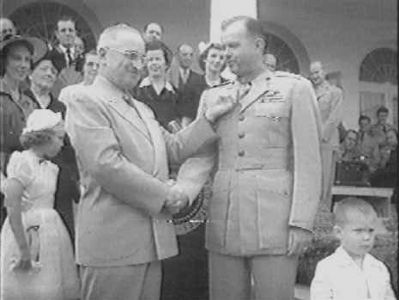 William E. Barber receiving the Medal of Honor from President Truman image. Click for full size.