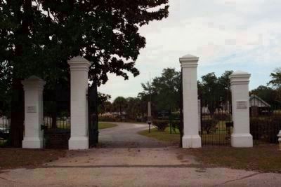 Magnolia Cemetery entrance along Huguenin Avenue, east on Cunnington Avenue image. Click for full size.