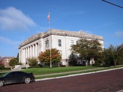 South East Corner - - Daviess County Courthouse image. Click for full size.