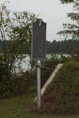 Fort Watson Marker, with Lake Marion, (nee Santee River), in background image. Click for full size.