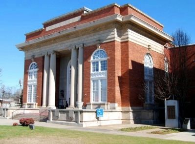 Abbeville County Courthouse and<br>Veterans Memorial Far Right. Click for full size. Abbeville County Courthouse and<br>Veterans Memorial Far Right image. Click for full size.