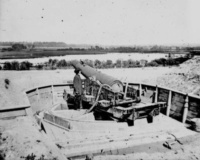 Brooke gun (Made at Tredegar Iron Works) on James River above Dutch Gap Canal. image. Click for full size.