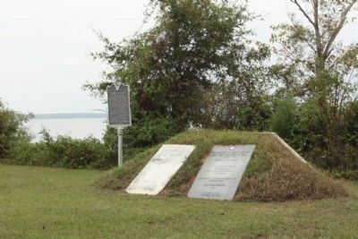 2nd Battle of Fort Watson Marker, with "Swamp Fox" Marker and a Fort Watson Marker image. Click for full size.