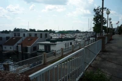 Houseboats moored on the Potomac, off the Harbor Street promenade. image. Click for full size.