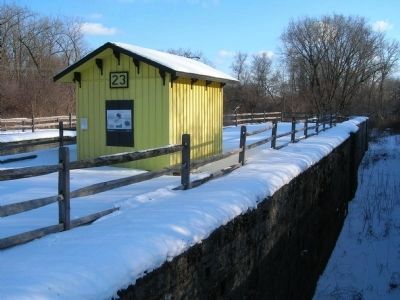 Enlarged Erie Canal Lock 23 Marker and the West Lock Chamber image. Click for full size.