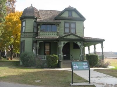 Howell House and Marker image. Click for full size.