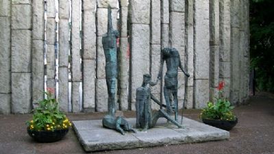 "Famine" Statuary at Theobald Wolfe Tone Memorial image. Click for full size.