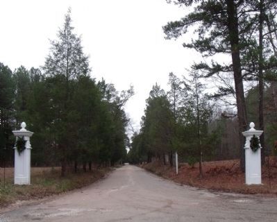 Entrance to Tuckahoe Plantation image. Click for full size.