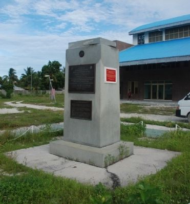 Wider View of Marker at Betio, Tarawa image. Click for full size.