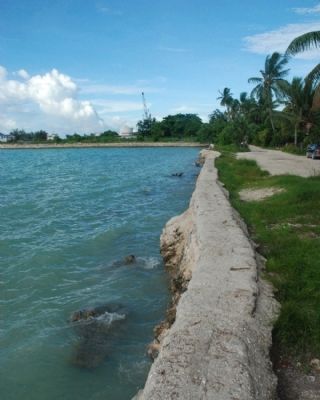 Seawall on Betios North Coast image. Click for full size.