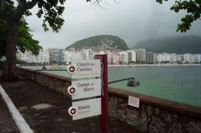 Directional signage on Alameda Otavio Correia, the fort's north side promenade image. Click for full size.