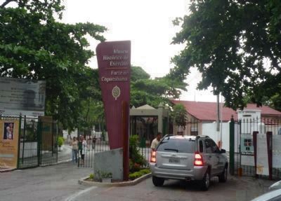 Outer Gate (entrance off Av. Atl�ntica) to <i>Forte de Copacabana/Museu Hist�rico do Ex�rcito image. Click for full size.