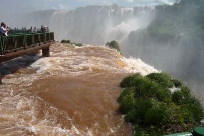 Lower Brazilian Falls, view toward Argentina image. Click for full size.