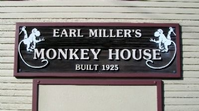 Sign on Earl Miller's Monkey House, built 1925 image. Click for full size.