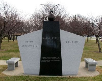 2nd Bomb Group (H) Memorial (back) image. Click for full size.