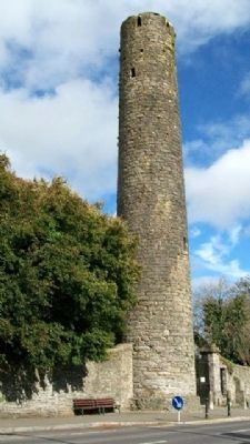 Kells Round Tower and Marker image. Click for full size.